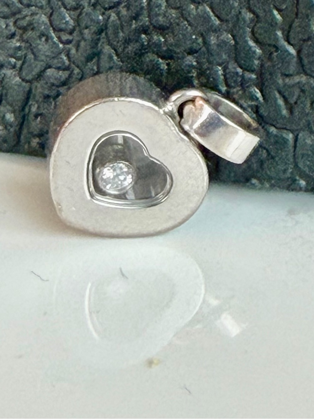 Chopard 18 karat gold happy diamond pendant